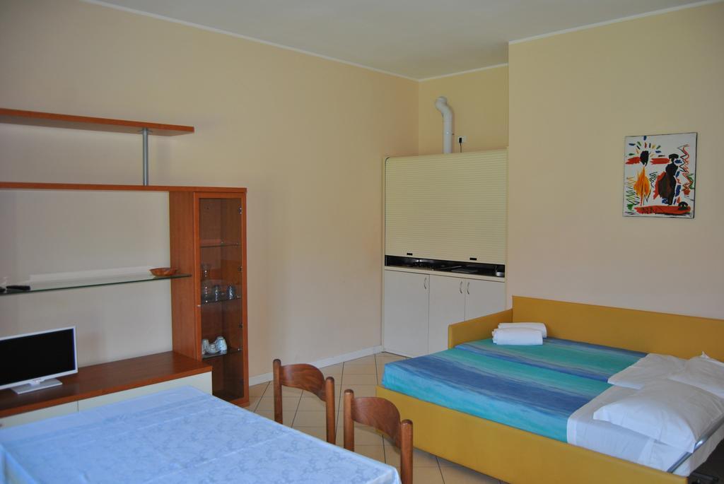 Residence Oasi Del Viandante Lake Como Стая снимка
